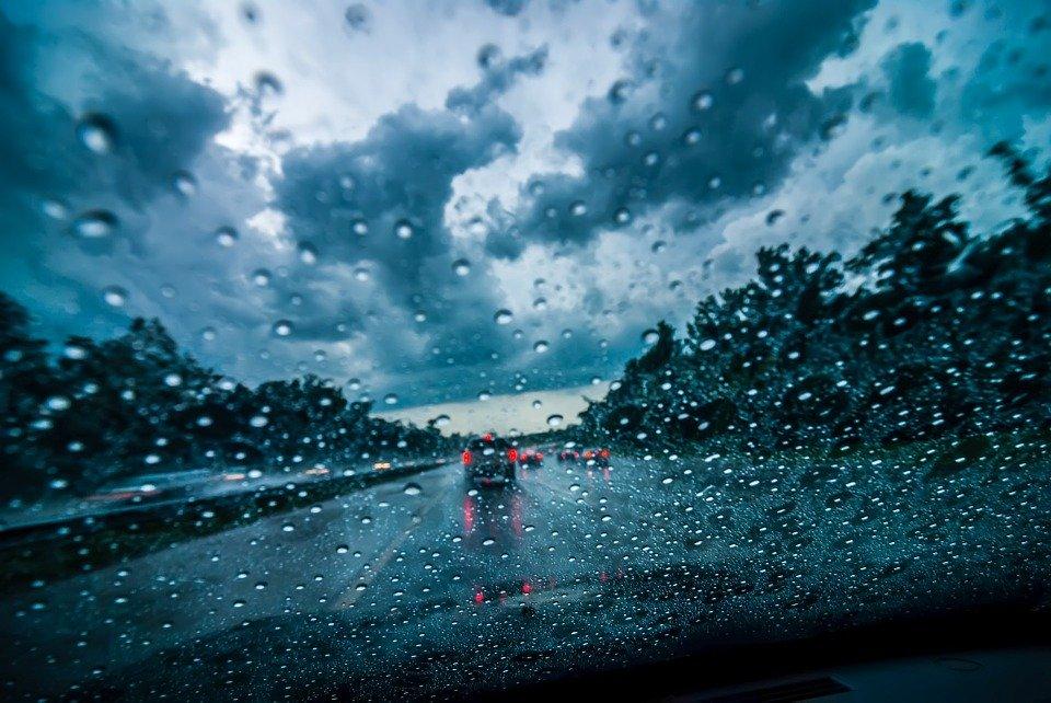 5 consejos de seguridad para conducir mientras llueve