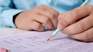 chico tomando el examen teorico conducir chile
