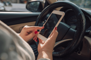 ¿Por qué no debe usar el teléfono móvil mientras conduce?